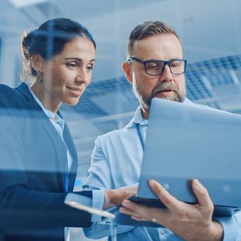 Ransomware data recovery: 2 specialisten werken samen achter laptop aan op maat gemaakte hersteltool